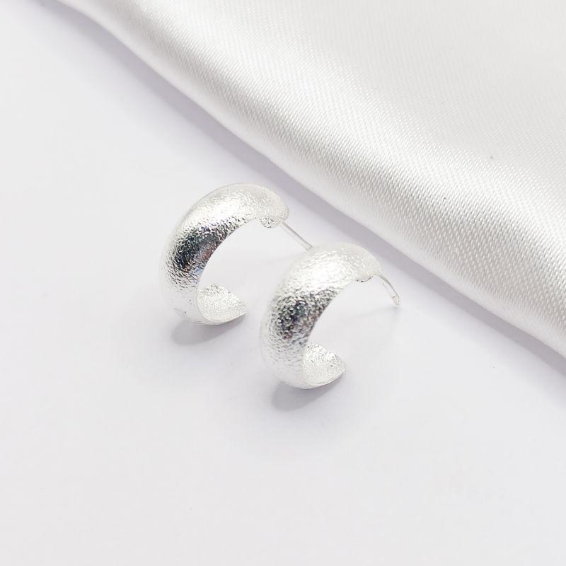 BRINCO PRATA MEIA ARGOLA COM TEXTURA M