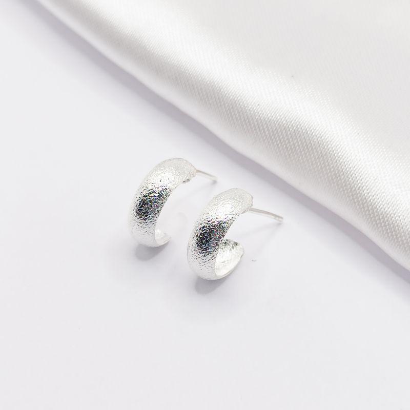 BRINCO PRATA  MEIA ARGOLA COM TEXTURA P