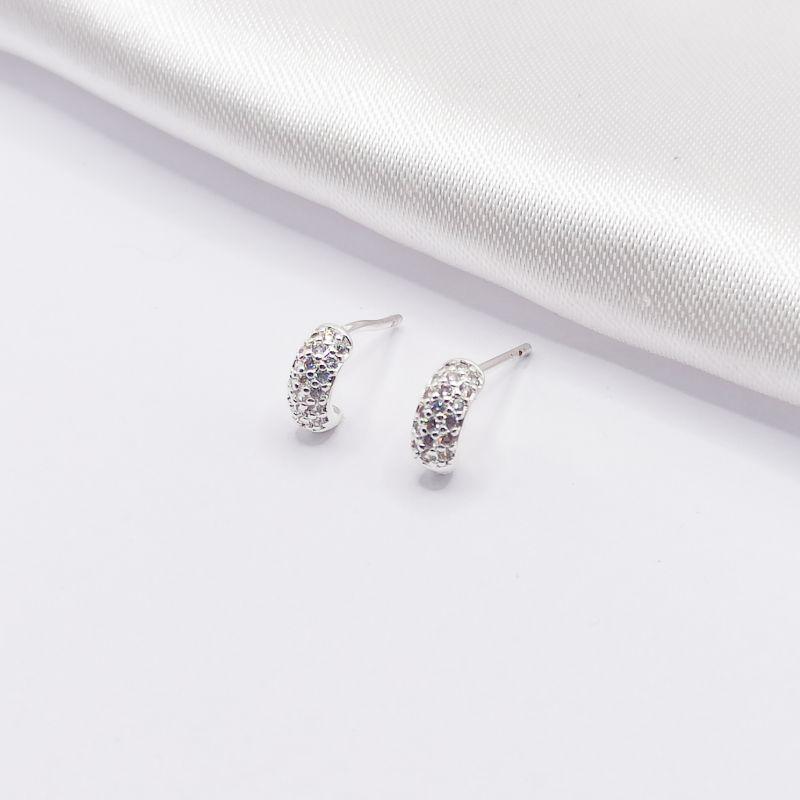 BRINCO PRATA MEIA ARGOLA CRAVEJADA