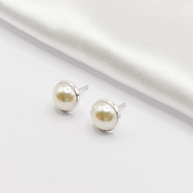 BRINCO PRATA MEIA PÉROLA P