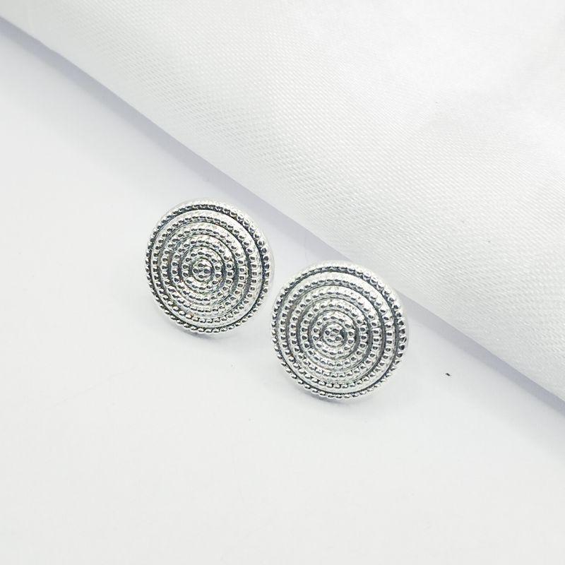 BRINCO PRATA REDONDO COM DETALHES CIRCULAR