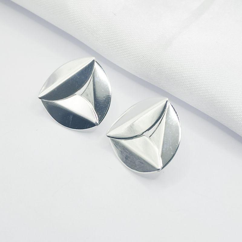 BRINCO PRATA TRES FOLHAS FORMANDO UM TRIANGULO