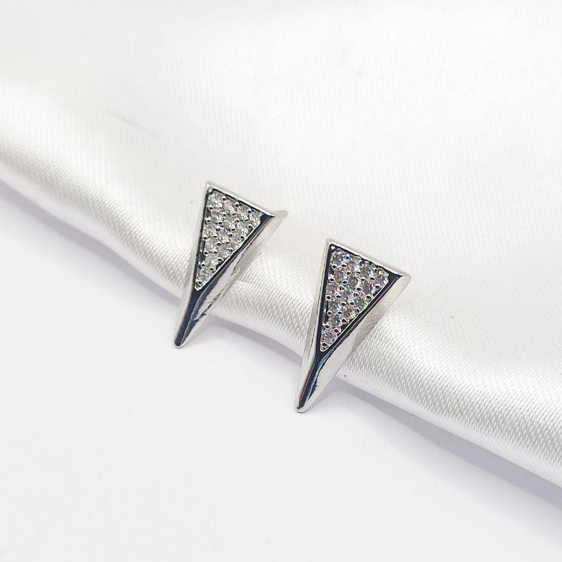 BRINCO PRATA TRIÂNGULO 3D CRAVEJADO COM CANETA DE RÓDIO