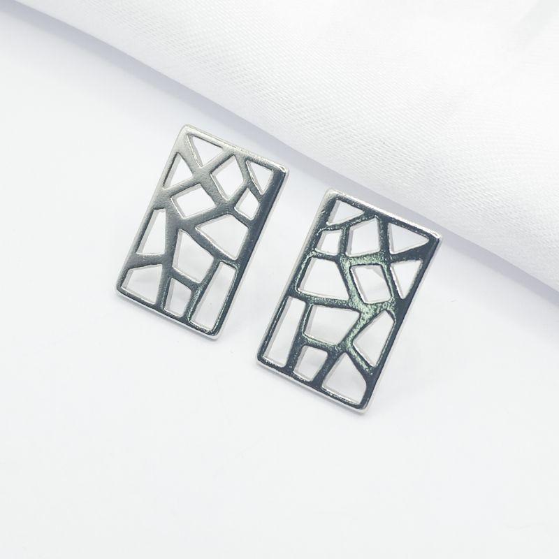 BRINCO RODIO RETANGULO COM VAZADOS GEOMÉTRICOS