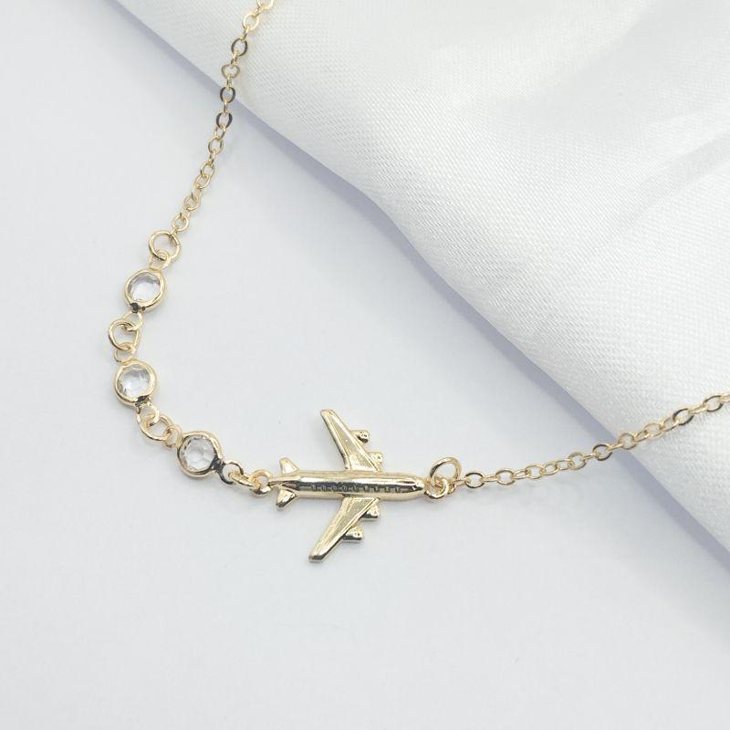 GARGANTILHA DOURADA AVIÃO LISO E TRÊS PEDRA CRISTAL 45 CM