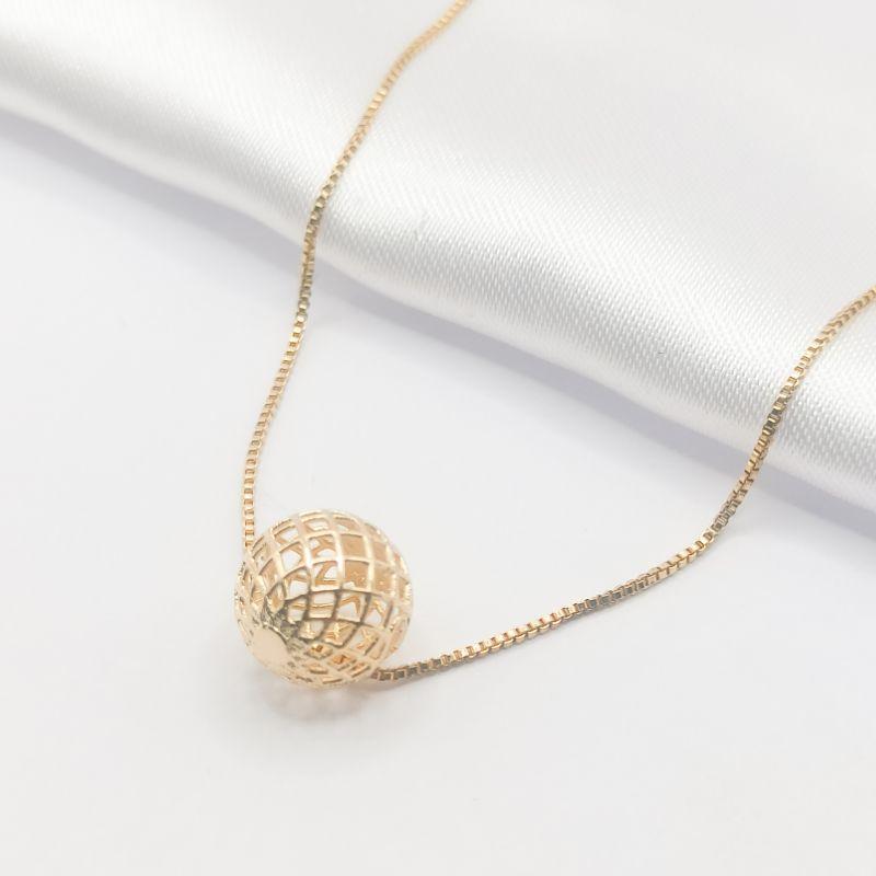 GARGANTILHA DOURADA BOLA RENDADO 45CM