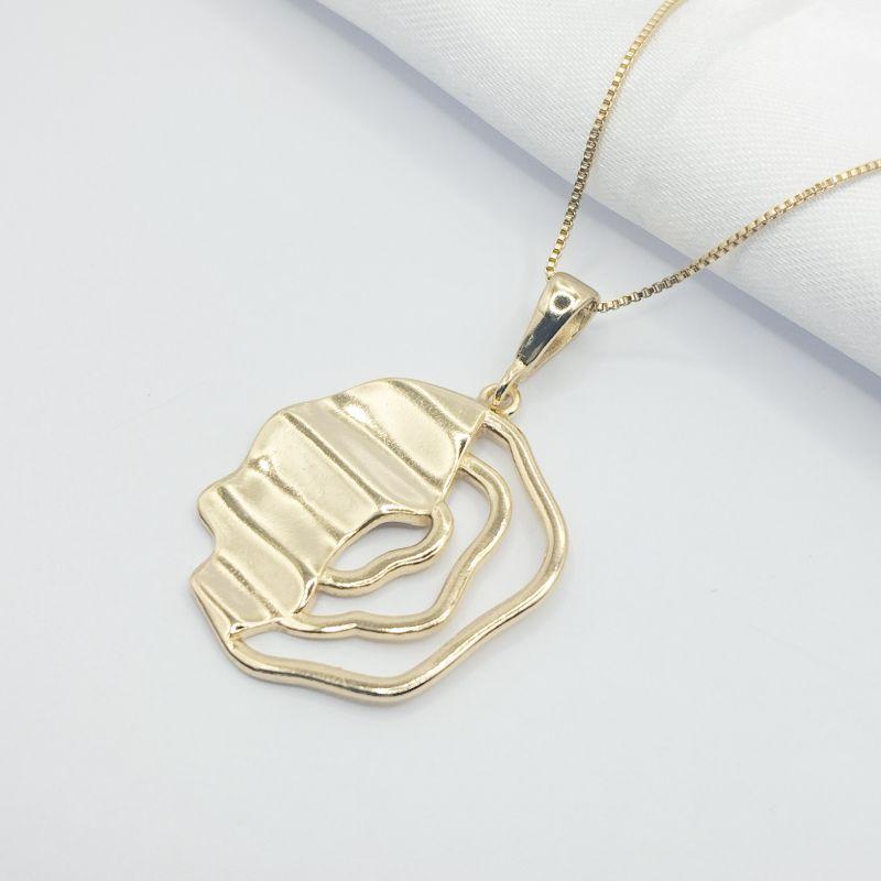 GARGANTILHA DOURADA ROSA MEIO VAZADA E METAL ONDULADO 45 CM