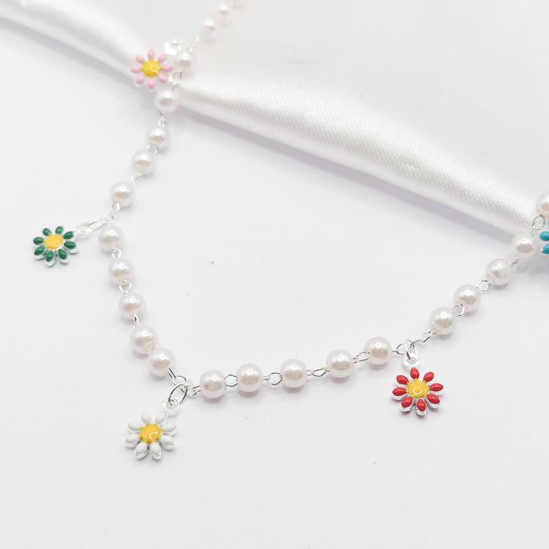 GARGANTILHA PRATA CHOKER PÉROLA E FLORZINHA COLORIDA EM RESINA