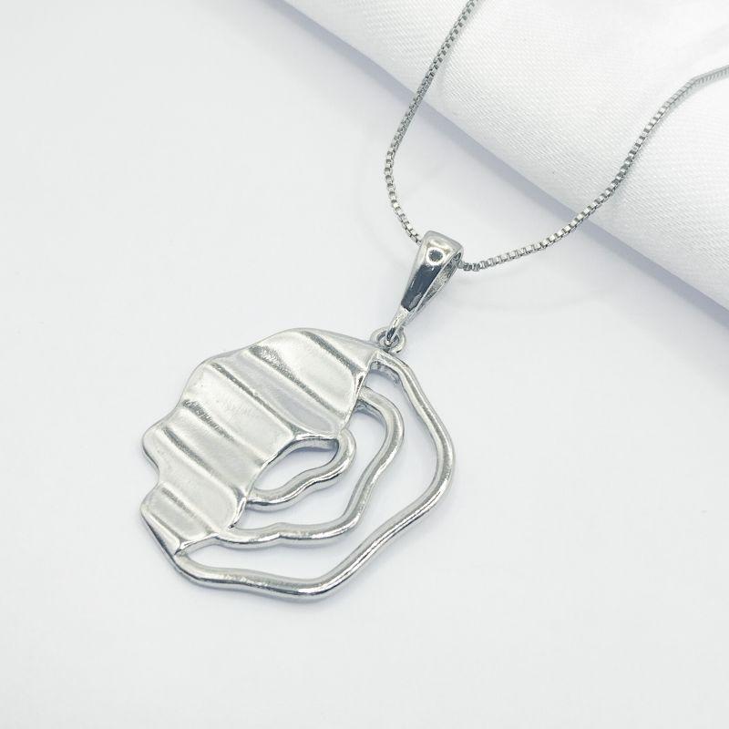 GARGANTILHA RODIO ROSA MEIO VAZADA E METAL ONDULADO 45 CM