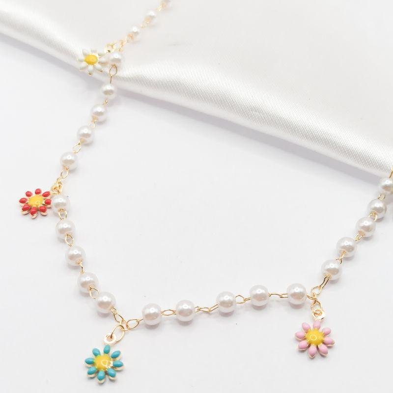 GARGANTILHA DOURADA CHOKER PÉROLA E FLORZINHA COLORIDA EM RESINA