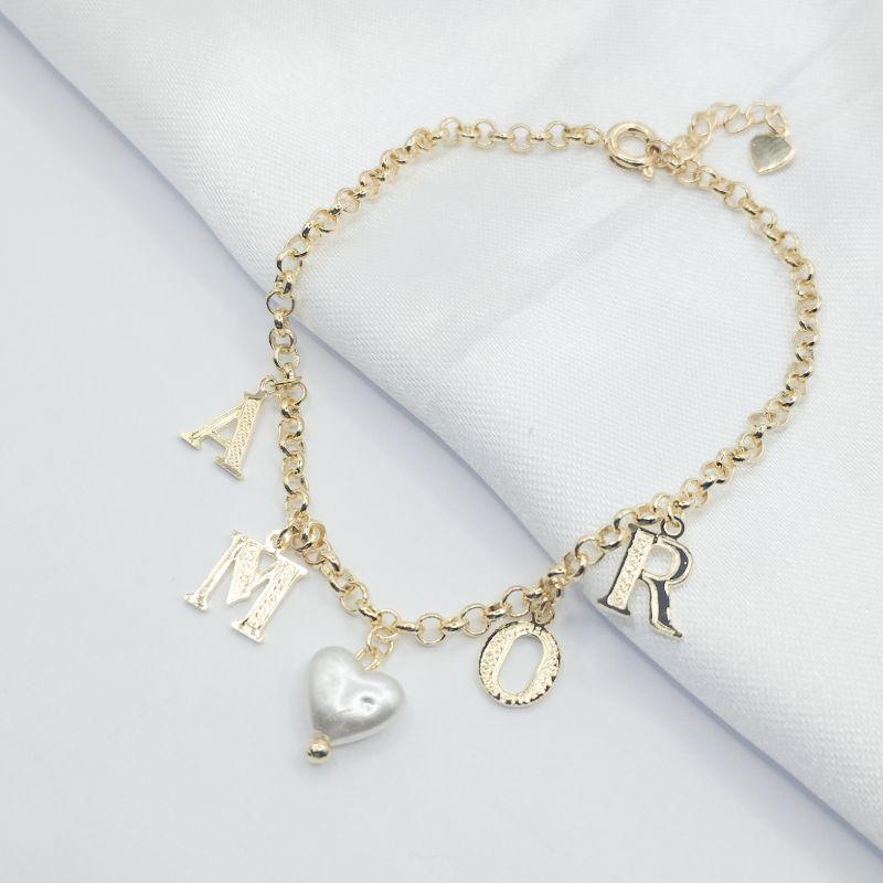 PULSEIRA DOURADA ELO PORTUGUES PINGENTE LETRAS  E CORAÇÃO DE PEROLA