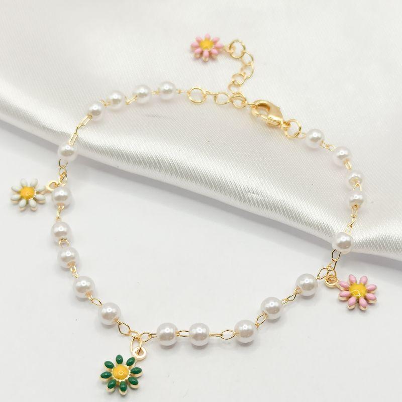 PULSEIRA DOURADA PÉROLA E FLORZINHA COLORIDA EM RESINA
