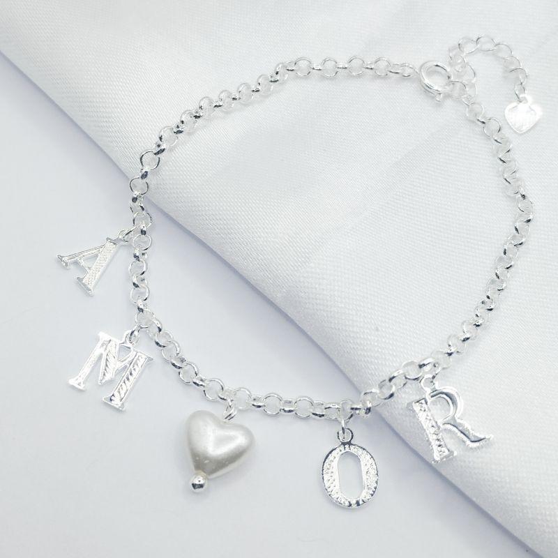 PULSEIRA PRATA ELO PORTUGUES PINGENTE LETRAS  E CORAÇÃO DE PEROLA