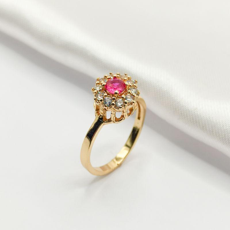 ANEL DOURADO FLOR EM ZIRCÔNIA E CRISTAL VERMELHO