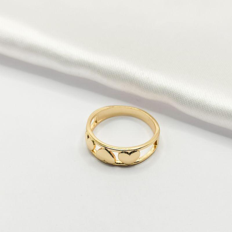 ANEL DOURADO VAZADO COM 3 CORAÇÕES LISOS