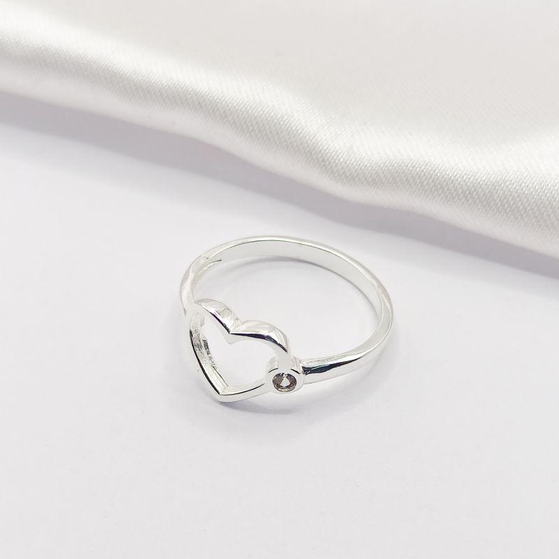 ANEL PRATA FIO CORAÇÃO LISO COM PONTO DE LUZ