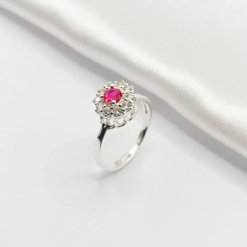 ANEL PRATA FLOR EM ZIRCÔNIA E CRISTAL VERMELHO