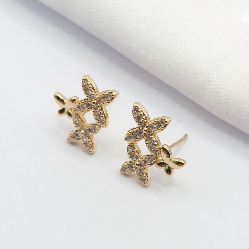 BRINCO DOURADO 2 FLORES CRAVEJADAS E BORBOLETA LISA