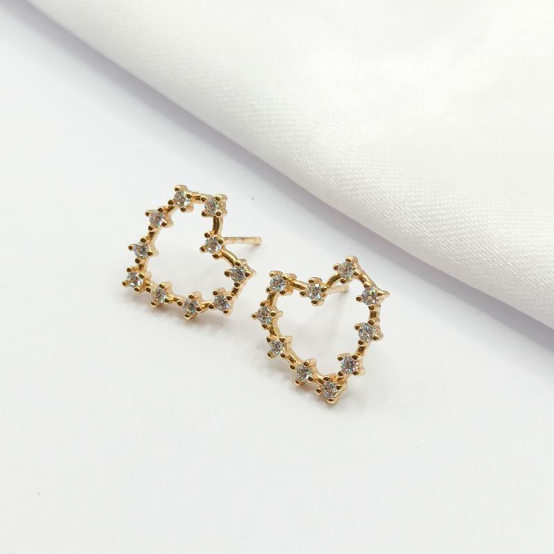 BRINCO DOURADO CORAÇÃO VAZADO COM CRISTAIS CRAVEJADOS