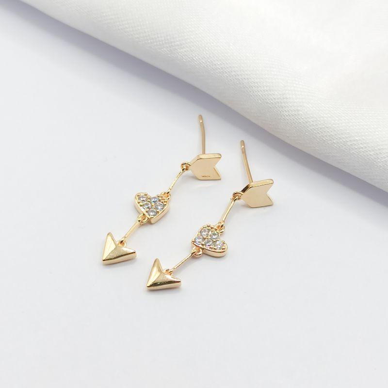 BRINCO DOURADO FLECHA CORAÇÃO COM ZIRCÔNIA