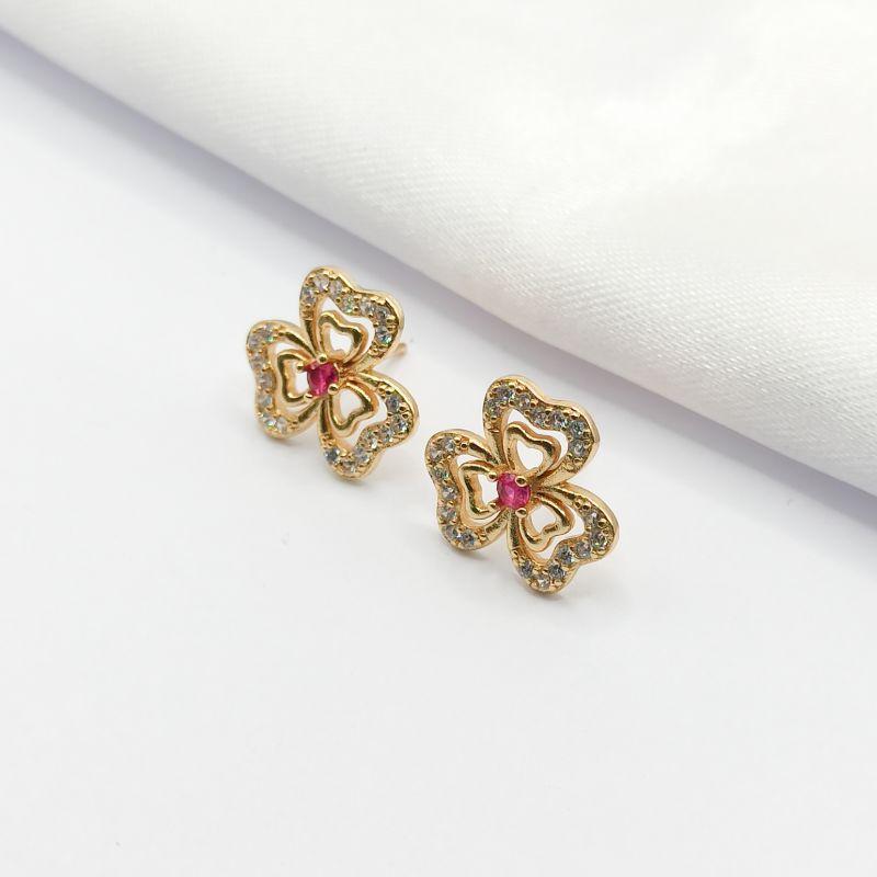 BRINCO DOURADO FLOR CRAVEJADA COM CRISTAL ROSA