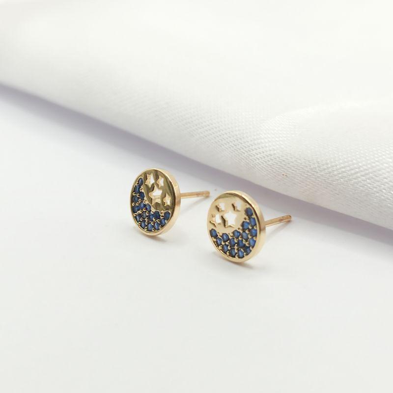 BRINCO DOURADO MEDALHINHA LUA ZIRCÔNIA AZUL E ESTRELINHA VAZADA