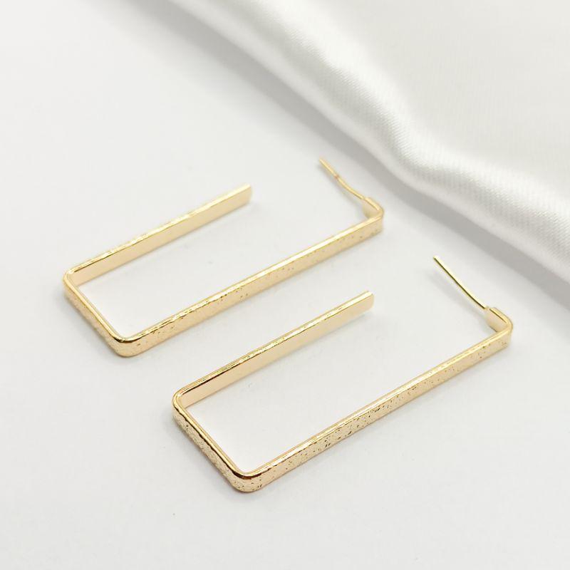 BRINCO DOURADO MEIA ARGOLA ANZOL RETÂNGULAR TEXTURIZADA M