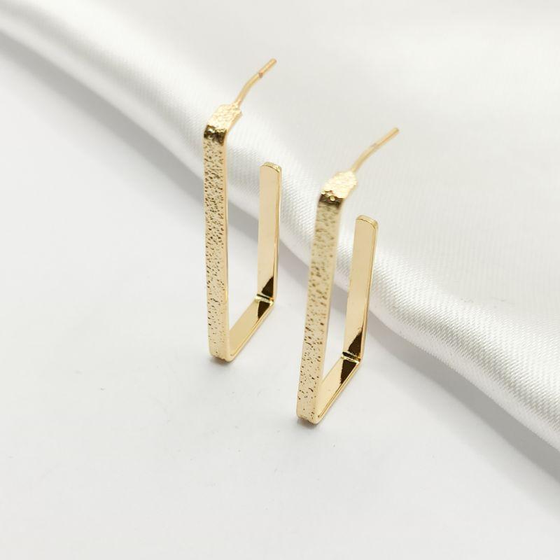 BRINCO DOURADO MEIA ARGOLA ANZOL RETÂNGULAR TEXTURIZADA P