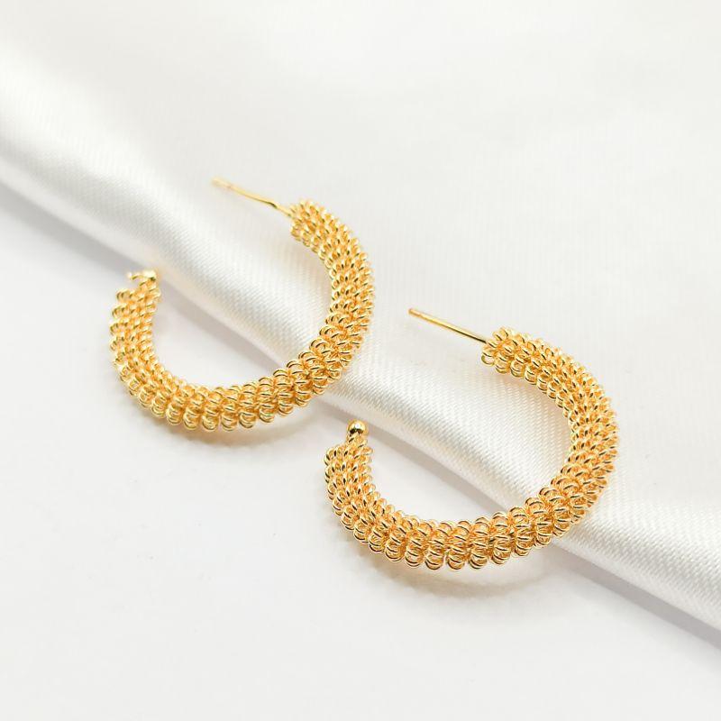 BRINCO DOURADO MEIA ARGOLA EFEITO MOLA