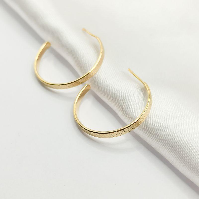 BRINCO DOURADO MEIA ARGOLA FIO TEXTURIZADA