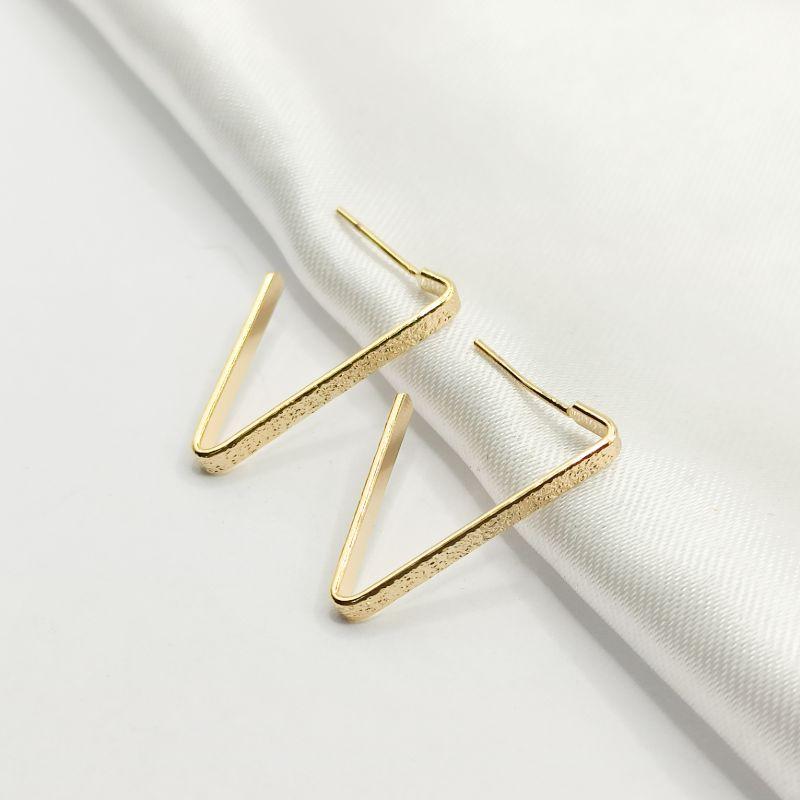 BRINCO DOURADO MEIA ARGOLA FIO TRIÂNGULAR TEXTURIZADA