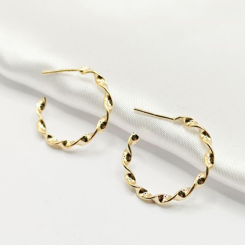 BRINCO DOURADO MEIA ARGOLA FITA TORCIDA