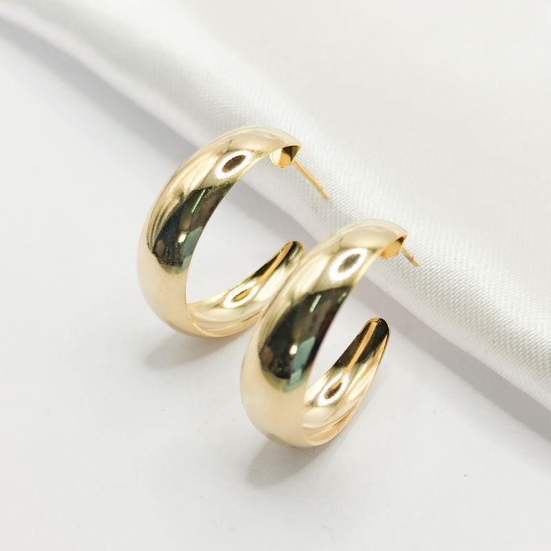 BRINCO DOURADO MEIA ARGOLA LISA