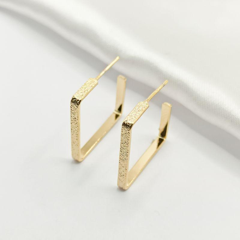 BRINCO DOURADO MEIA ARGOLA QUADRADA TEXTURIZADA M