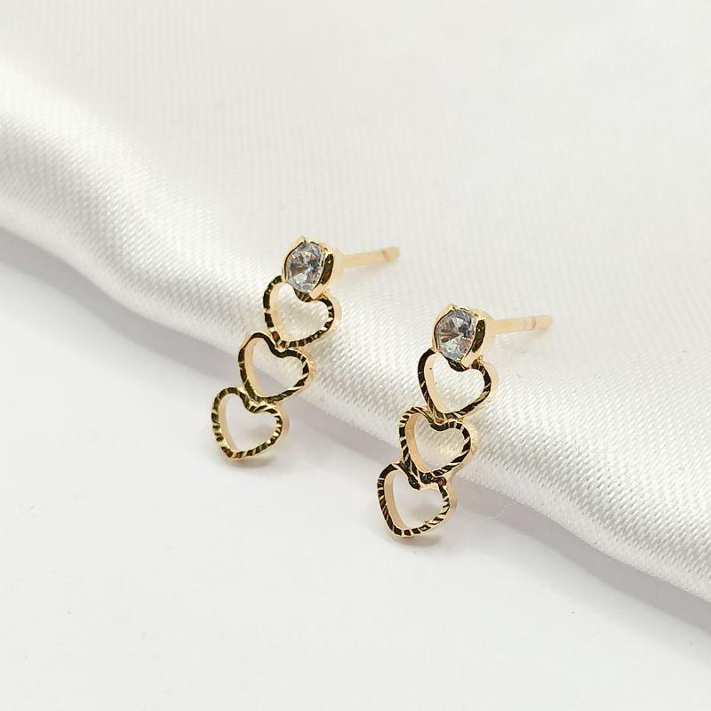 BRINCO DOURADO PONTO DE LUZ E 3 CORAÇÕES VAZADOS