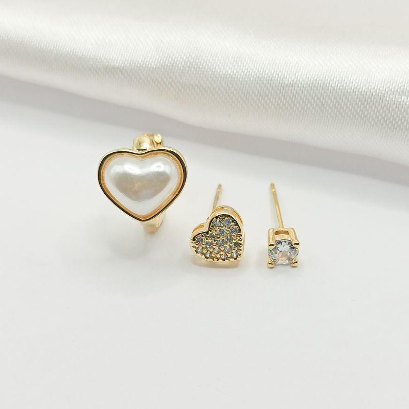 BRINCO DOURADO TRIO CORAÇÃO PÉROLA BOLINHA CORAÇÃO CRAVEJADO E CARRÊ CRISTAL