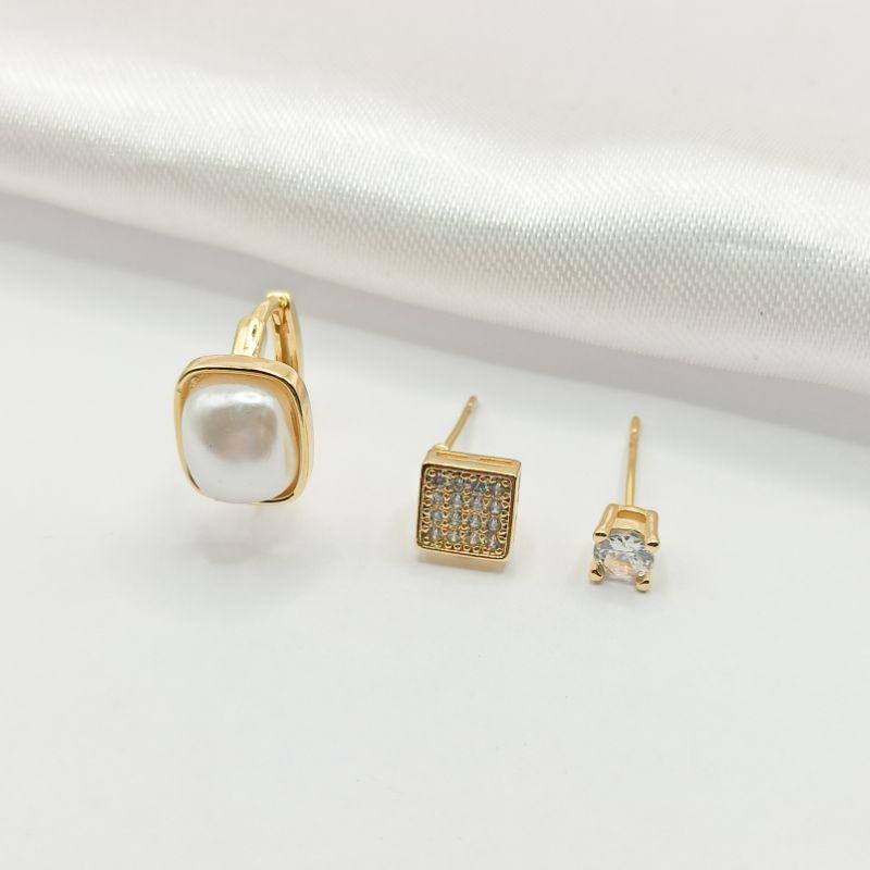 BRINCO DOURADO TRIO PÉROLA QUADRADO CRAVEJADO E PONTO DE LUZ