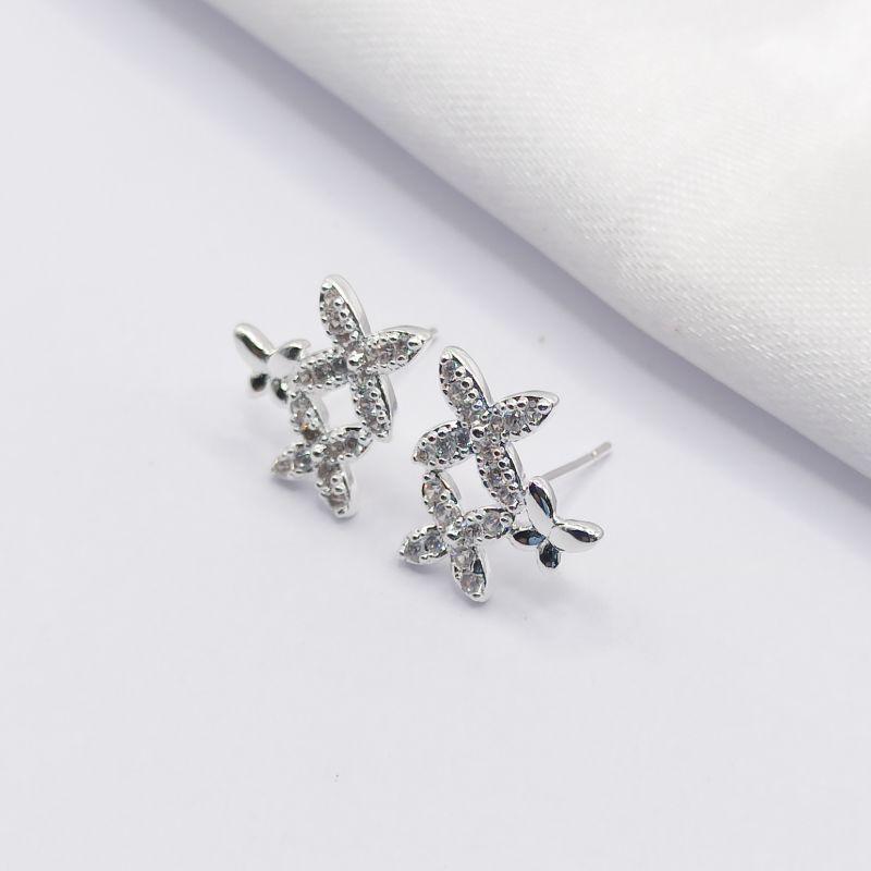 BRINCO PRATA 2 FLORES CRAVEJADAS E BORBOLETA LISA