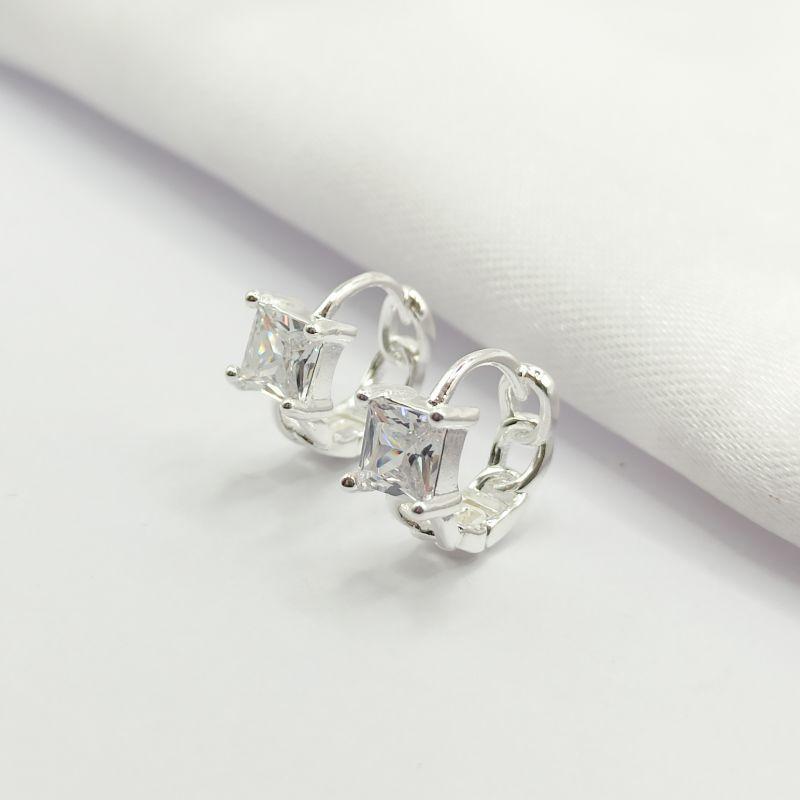 BRINCO PRATA ARGOLINHA CLICK TRANÇADO COM CRISTAL CARRÊ