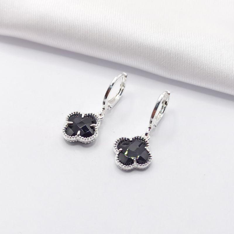 BRINCO PRATA ARGOLINHA CLICK TREVO VAN CLEEF BLACK