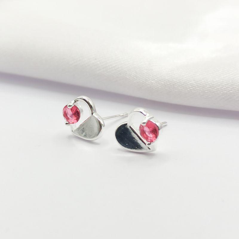 BRINCO PRATA CORAÇÃO LADO VAZADO COM PONTO DE LUZ CRISTAL VERMELHO