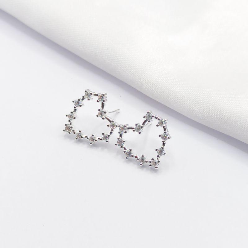 BRINCO PRATA CORAÇÃO VAZADO COM CRISTAIS CRAVEJADOS