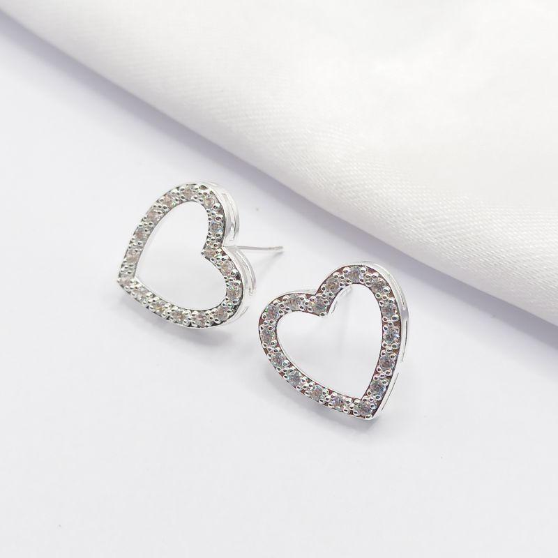BRINCO PRATA CORAÇÃO VAZADO COM ZIRCÔNIA