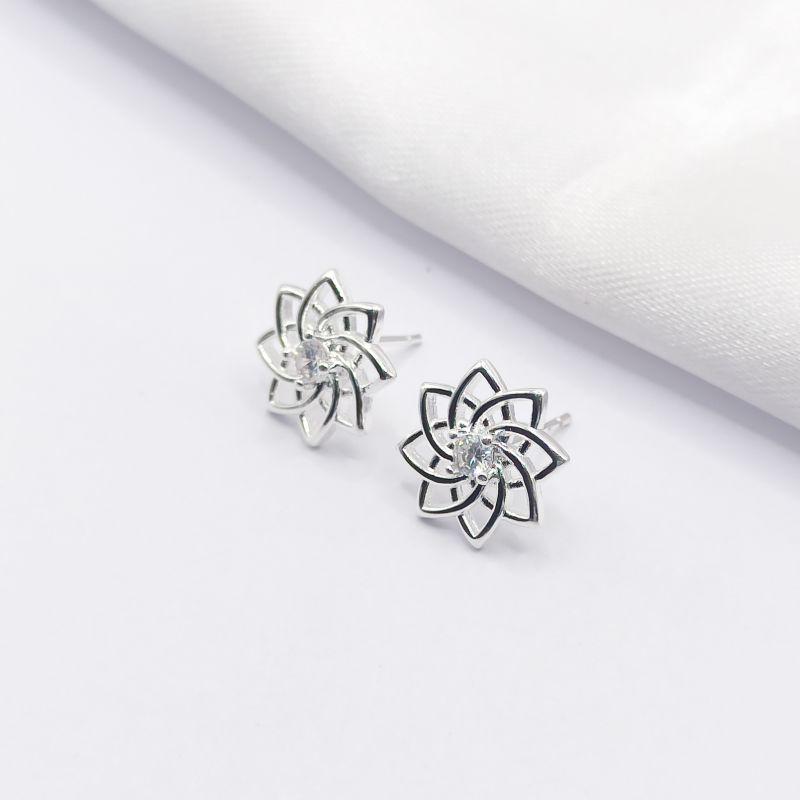 BRINCO PRATA FLOR MANDALA COM PONTO DE LUZ