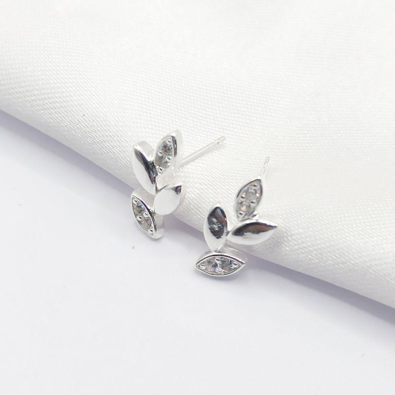 BRINCO PRATA FOLHAS 2 LISAS E 2 CRAVEJADAS