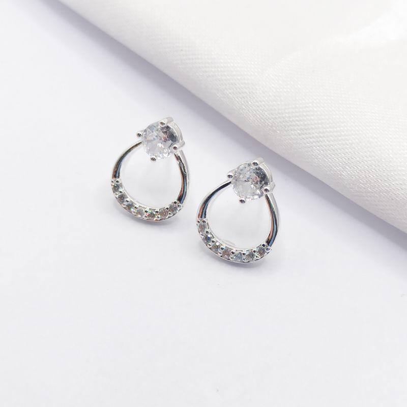 BRINCO PRATA GOTA VAZADA COM PONTO DE LUZ