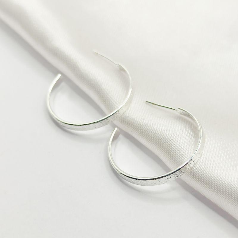 BRINCO PRATA MEIA ARGOLA FIO TEXTURIZADA