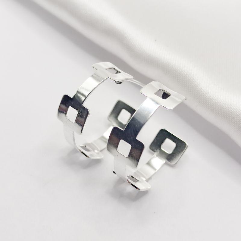 BRINCO PRATA MEIA ARGOLA GEOMÉTRICA LISA