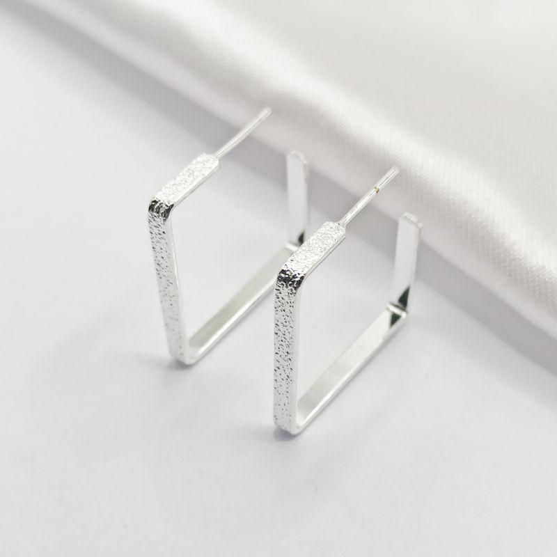 BRINCO PRATA MEIA ARGOLA QUADRADA TEXTURIZADA M