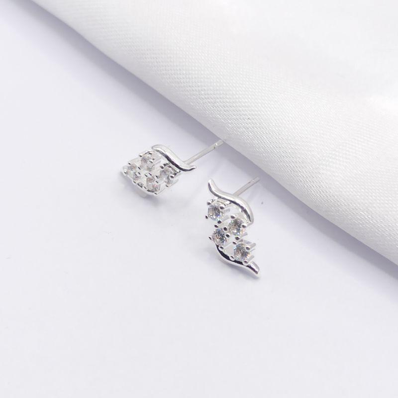 BRINCO PRATA ONDA COM 4 CRISTAIS